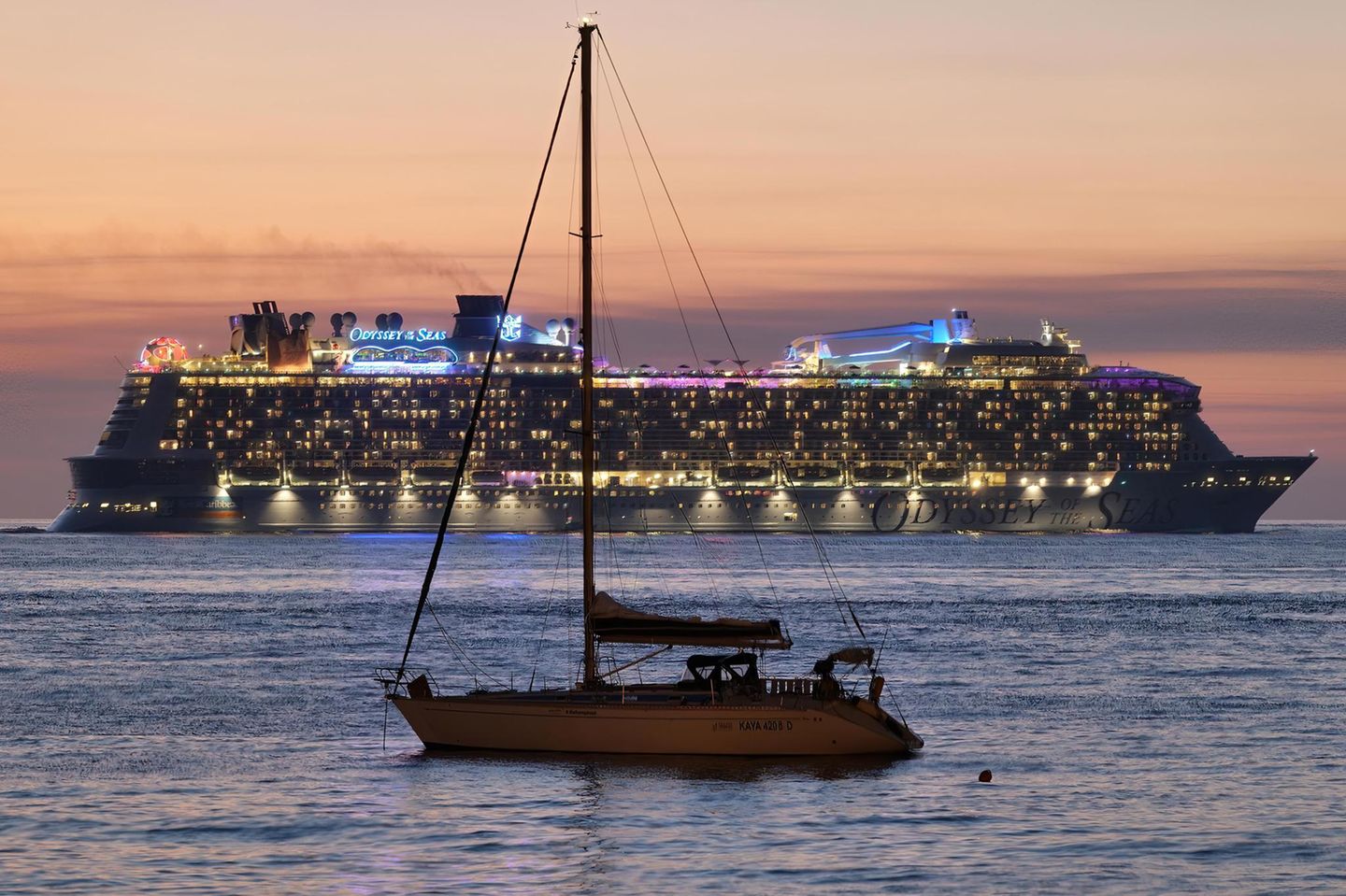 Segelschiff vor einem Kreuzfahrtschiff