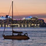 Segelschiff vor einem Kreuzfahrtschiff