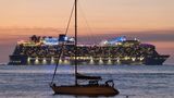Segelschiff vor einem Kreuzfahrtschiff