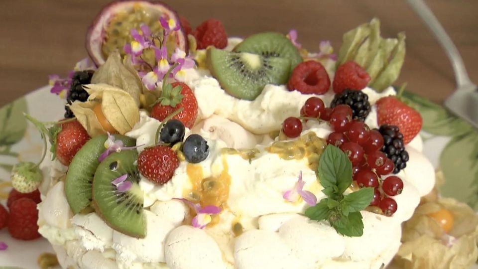 Fruchtige Leckereien, die besonders bei warmen Temperaturen schmecken! Konditorin Sarah Gierig zeigt, wie es geht.