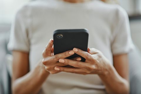 5G-Tarife: Zwei Hände umschließen ein Smartphone.