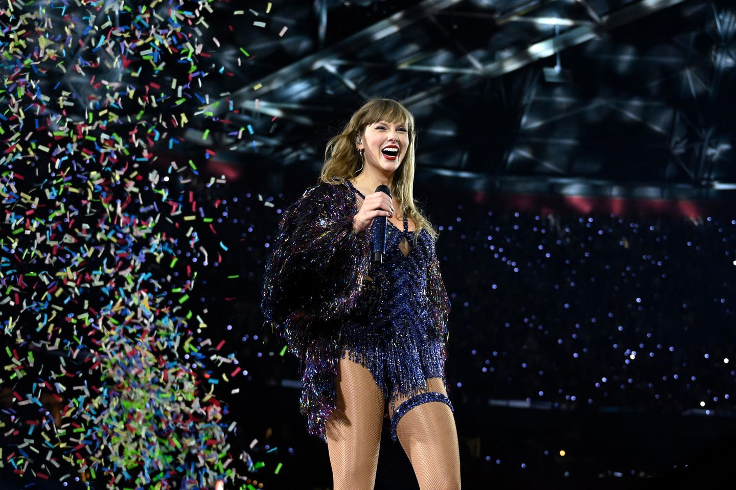 Umgeben von Konfetti: Taylor Swift bei einem Konzert in Amsterdam
