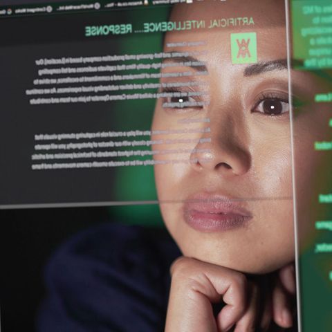 Künstliche Intelligenz: Eine Frau schaut auf den Computermonitor