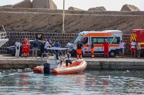 Auf Sizilien legt ein Schlauchboot mit Rettungskräften in einem Hafen an