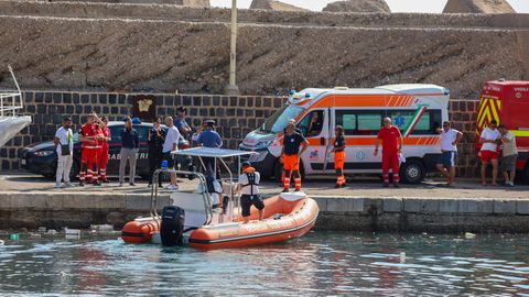 Auf Sizilien legt ein Schlauchboot mit Rettungskräften in einem Hafen an