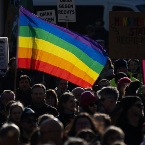 Auch das ist Sachsen: In Dresden demonstrieren Menschen mit der Regenbogenflagge gegen Rechtsextremismus.