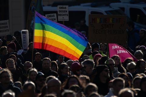 Auch das ist Sachsen: In Dresden demonstrieren Menschen mit der Regenbogenflagge gegen Rechtsextremismus.