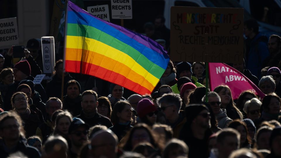 Auch das ist Sachsen: In Dresden demonstrieren Menschen mit der Regenbogenfahne gegen Rechtsextremismus.