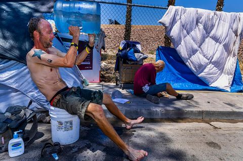 Obachloser in Las Vegas kippt sich Wasser über den Kopf