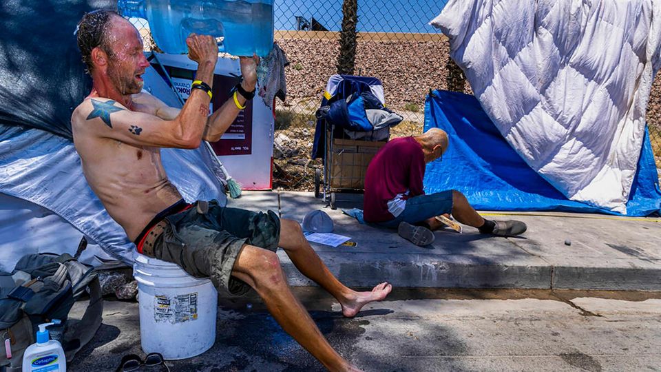 Obachloser in Las Vegas kippt sich Wasser über den Kopf