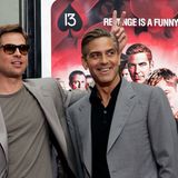 Brad Pitt und George Clooney im Jahr 2007 auf dem Roten Teppich. Mit Hasenohren.