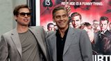 Brad Pitt und George Clooney im Jahr 2007 auf dem Roten Teppich. Mit Hasenohren.