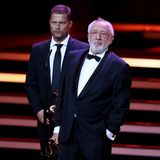 Dieter Hallervorden vs. Til Schweiger (links)  Was war das Problem? Ein Pups sorgte wochenlang für dicke Luft.  Wer hat was getan? Dieter Hallervorden sollte als Demenzkranker in "Honig im Kopf" zwei Szenen spielen, mit denen er sich unwohl fühlte. Laut seiner Aussage hätten er und Schweiger vereinbart, beide unter den Tisch fallen zu lassen: In der einen wird er von einem Mädchen gewaschen, in der anderen entfährt ihm eine Flatulenz. Am Set aber standen die Szenen wieder im Drehbuch. Hallervorden spielte nur die erste: "Ich hätte natürlich sagen können: Ich spiel's nicht. Aber dann hätte ich die Zusammenarbeit für die nächsten Wochen einfach gefährdet."  Die Furz-Episode jedoch, "wo man nun plötzlich meinte, man müsste auch noch zum Körperausgang hinten ein paar Pupse beisteuern", verweigerte er. Daraufhin habe es "einen großen Krach gegeben" und Hallervorden mied danach für eine Weile Privatgespräche mit Schweiger.   Wer hat gewonnen? Keiner – was gut ist, denn so gibt es auch niemanden, der sich als Verlierer fühlen könnte. Til Schweiger erklärte: "Er spielt in dem Film wie von einem anderen Stern", und sie begruben ihren Streit. "Das ist jetzt Geschichte", sagte auch Hallervorden. "Was zählt, sind der Film und das Ergebnis."