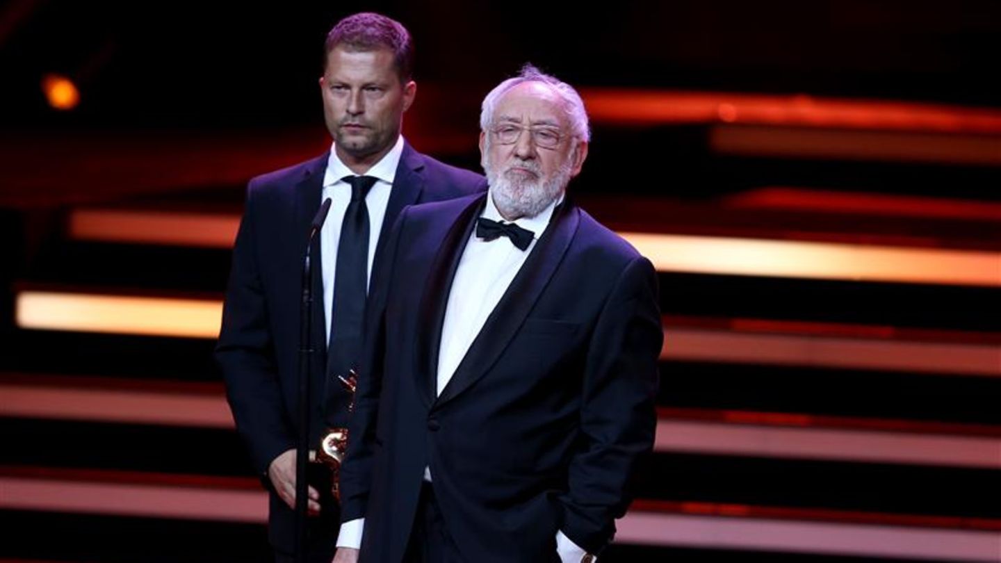 Blake Lively & Co.: Dieter Hallervorden vs. Til Schweiger (links) Was war das Problem? Ein Pups sorgte wochenlang für dicke Luft. Wer hat was getan? Dieter Hallervorden sollte als Demenzkranker in "Honig im Kopf" zwei Szenen spielen, mit denen er sich unwohl fühlte. Laut seiner Aussage hätten er und Schweiger vereinbart, beide unter den Tisch fallen zu lassen: In der einen wird er von einem Mädchen gewaschen, in der anderen entfährt ihm eine Flatulenz. Am Set aber standen die Szenen wieder im Drehbuch. Hallervorden spielte nur die erste: "Ich hätte natürlich sagen können: Ich spiel's nicht. Aber dann hätte ich die Zusammenarbeit für die nächsten Wochen einfach gefährdet." Die Furz-Episode jedoch, "wo man nun plötzlich meinte, man müsste auch noch zum Körperausgang hinten ein paar Pupse beisteuern", verweigerte er. Daraufhin habe es "einen großen Krach gegeben" und Hallervorden mied danach für eine Weile Privatgespräche mit Schweiger. Wer hat gewonnen? Keiner – was gut ist, denn so gibt es auch niemanden, der sich als Verlierer fühlen könnte. Til Schweiger erklärte: "Er spielt in dem Film wie von einem anderen Stern", und sie begruben ihren Streit. "Das ist jetzt Geschichte", sagte auch Hallervorden. "Was zählt, sind der Film und das Ergebnis." Dieter Hallervorden vs. Til Schweiger (links) Was war das Problem? Ein Pups sorgte wochenlang für dicke Luft. Wer hat was getan? Dieter Hallervorden sollte als Demenzkranker in "Honig im Kopf" zwei Szenen spielen, mit denen er sich unwohl fühlte. Laut seiner Aussage hätten er und Schweiger vereinbart, beide unter den Tisch fallen zu lassen: In der einen wird er von einem Mädchen gewaschen, in der anderen entfährt ihm eine Flatulenz. Am Set aber standen die Szenen wieder im Drehbuch. Hallervorden spielte nur die erste: "Ich hätte natürlich sagen können: Ich spiel's nicht. Aber dann hätte ich die Zusammenarbeit für die nächsten Wochen einfach gefährdet." Die Furz-Episode jedoch, "wo man nun plötzlich meinte, man müsste auch noch zum Körperausgang hinten ein paar Pupse beisteuern", verweigerte er. Daraufhin habe es "einen großen Krach gegeben" und Hallervorden mied danach für eine Weile Privatgespräche mit Schweiger. Wer hat gewonnen? Keiner – was gut ist, denn so gibt es auch niemanden, der sich als Verlierer fühlen könnte. Til Schweiger erklärte: "Er spielt in dem Film wie von einem anderen Stern", und sie begruben ihren Streit. "Das ist jetzt Geschichte", sagte auch Hallervorden. "Was zählt, sind der Film und das Ergebnis."