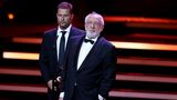 Dieter Hallervorden vs. Til Schweiger (links)  Was war das Problem? Ein Pups sorgte wochenlang für dicke Luft.  Wer hat was getan? Dieter Hallervorden sollte als Demenzkranker in "Honig im Kopf" zwei Szenen spielen, mit denen er sich unwohl fühlte. Laut seiner Aussage hätten er und Schweiger vereinbart, beide unter den Tisch fallen zu lassen: In der einen wird er von einem Mädchen gewaschen, in der anderen entfährt ihm eine Flatulenz. Am Set aber standen die Szenen wieder im Drehbuch. Hallervorden spielte nur die erste: "Ich hätte natürlich sagen können: Ich spiel's nicht. Aber dann hätte ich die Zusammenarbeit für die nächsten Wochen einfach gefährdet."  Die Furz-Episode jedoch, "wo man nun plötzlich meinte, man müsste auch noch zum Körperausgang hinten ein paar Pupse beisteuern", verweigerte er. Daraufhin habe es "einen großen Krach gegeben" und Hallervorden mied danach für eine Weile Privatgespräche mit Schweiger.   Wer hat gewonnen? Keiner – was gut ist, denn so gibt es auch niemanden, der sich als Verlierer fühlen könnte. Til Schweiger erklärte: "Er spielt in dem Film wie von einem anderen Stern", und sie begruben ihren Streit. "Das ist jetzt Geschichte", sagte auch Hallervorden. "Was zählt, sind der Film und das Ergebnis."