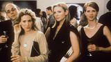 Sarah Jessica Parker vs. Kim Cattrall (2. und 3. von links)  Was war das Problem? Tiefste menschliche Enttäuschung und Verletzung. Und ein Posting auf Instagram.   Wer hat was getan? Was exakt passiert ist, wird sich wohl niemals klären lassen. Aber eines ist offensichtlich: Beste Freundinnen, die Parker, 59, und Cattrall, 67, in "Sex And The City" spielten, sind sie hinter der Kamera niemals gewesen. Umso mehr ärgerte es Kim Cattrall, als der Dreh von "Sex And The City III" abgeblasen wurde und man ihr die Schuld dafür zuschob.  Der Streit eskalierte, als 2018 Cattralls Bruder starb und Sarah Jessica Parker ihr Beileid aussprach. Kim Cattrall antwortete ihr öffentlich auf Instagram: "Meine Mutter hat mich heute gefragt: 'Wann lässt dich diese Heuchlerin @sarahjessicaparker endlich in Ruhe?' Deine ständigen Versuche, mich zu erreichen, sind eine schmerzhafte Erinnerung daran, wie grausam Du damals und heute wirklich warst. (…) Du bist nicht meine Familie. Du bist nicht meine Freundin. Also schreibe ich Dir, um ein letztes Mal zu sagen, dass Du aufhören sollst, unsere Tragödie auszunutzen, um deine 'Nettes-Mädchen'-Persönlichkeit wieder herzustellen."   Wer hat gewonnen? Niemand außer Instagram.