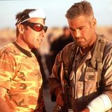 George Clooney vs. David O. Russell (links)  Was war das Problem? Regisseur David O. Russell verwechselte "Kriegsfilm" mit "Krieg am Filmset".  Wer hat was getan? Schon andere Stars hatten angedeutet, dass David O. Russell, 65, ein Choleriker sei, der bei seinen täglichen Wutanfällen Filmsets zertrümmert und auch mal handgreiflich gegenüber anderen wird. Aber niemand rechnete so ab wie George Clooney, der 1999 mit ihm die Kriegssatire "Three Kings" drehte – "die wahrhaftig, ohne Ausnahme schlimmste Erfahrung meines Lebens."  Russell wurde am Set immer wieder derart aggressiv, dass Clooney versuchte, ihn zu beruhigen. Er umarmte ihn, um dessen Wut herunter zu kühlen. Laut Clooney reagierte der Regisseur mit den Worten: "Kümmer dich lieber um deine beschissene Performance! Du benimmst dich wie ein Schwanz. Willst du mich schlagen? Komm schon Pussy, schlag mich!" Dann verpasste Russell dem verdutzten Schauspieler eine Kopfnuss, die in eine Rauferei ausartete. Heute noch hegt der 63-Jährige einen tiefen Zorn und droht damit, Russell, "direkt aufs Maul zu hauen."   Wer hat gewonnen? Das lässt sich erst endgültig sagen, wenn die beiden noch einmal aufeinandertreffen. 