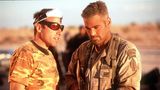 George Clooney vs. David O. Russell (links)  Was war das Problem? Regisseur David O. Russell verwechselte "Kriegsfilm" mit "Krieg am Filmset".  Wer hat was getan? Schon andere Stars hatten angedeutet, dass David O. Russell, 65, ein Choleriker sei, der bei seinen täglichen Wutanfällen Filmsets zertrümmert und auch mal handgreiflich gegenüber anderen wird. Aber niemand rechnete so ab wie George Clooney, der 1999 mit ihm die Kriegssatire "Three Kings" drehte – "die wahrhaftig, ohne Ausnahme schlimmste Erfahrung meines Lebens."  Russell wurde am Set immer wieder derart aggressiv, dass Clooney versuchte, ihn zu beruhigen. Er umarmte ihn, um dessen Wut herunter zu kühlen. Laut Clooney reagierte der Regisseur mit den Worten: "Kümmer dich lieber um deine beschissene Performance! Du benimmst dich wie ein Schwanz. Willst du mich schlagen? Komm schon Pussy, schlag mich!" Dann verpasste Russell dem verdutzten Schauspieler eine Kopfnuss, die in eine Rauferei ausartete. Heute noch hegt der 63-Jährige einen tiefen Zorn und droht damit, Russell, "direkt aufs Maul zu hauen."   Wer hat gewonnen? Das lässt sich erst endgültig sagen, wenn die beiden noch einmal aufeinandertreffen. 