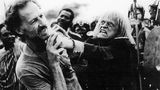 Klaus Kinski vs. Werner Herzog (links)  Was war das Problem? Klaus "Das Problem" Kinski.  Wer hat was getan? Man musste nichts tun, um Klaus Kinski (1926 – 1991) zum Ausrasten zu bringen. Nichtigkeiten reichten ihm aus, um mit Schaum vor dem Mund alles um sich herum zu Kleinholz zu zerschlagen. Trotzdem arbeitete Herzog immer wieder mit dem Wutmimen, in "Auguirre, der Zorn Gottes", "Nosferatu – Phantom der Nacht", "Woyzek" und "Cobra Verde" (Foto oben), Am Set von "Fitzcarraldo" im südamerikanischen Dschungel ging Kinski so weit, dass einige indigene Crewmitglieder auf Werner Herzog zukamen – mit einem sehr ernst gemeinten Vorschlag. Herzog: "Sie boten an, Kinski zu ermorden. Ich sagte: ‚Nein, ich brauche ihn noch zum Drehen.‘"  Wer hat gewonnen? Werner Herzog – aber damit auch Kinski, der seine größten Filme mit dem Regisseur drehte. Der fasste ihre verrückte Beziehung nach Kinskis Tod in einer Dokumentation zusammen. Bezeichnender Titel: "Mein liebster Feind".