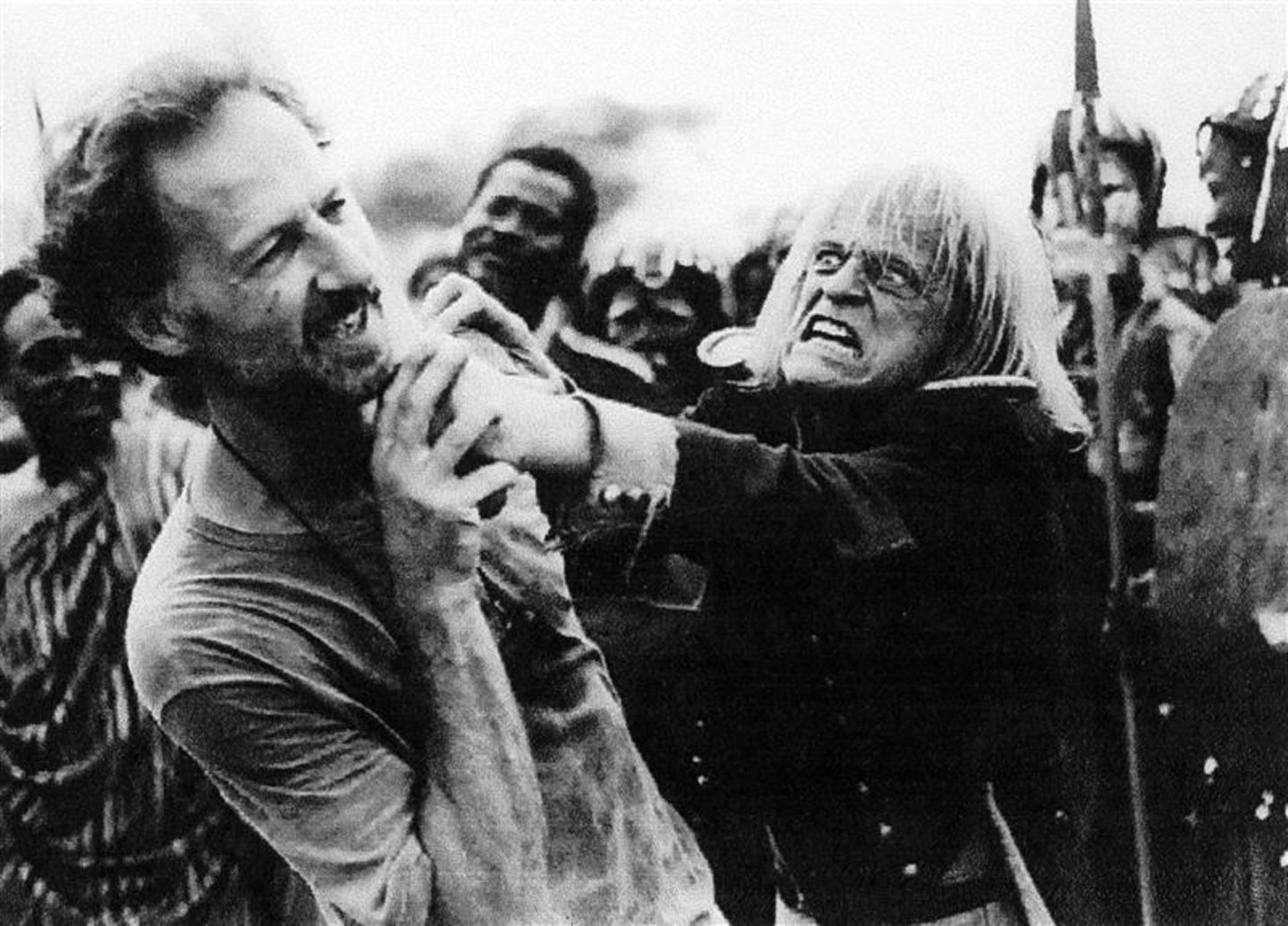 Blake Lively & Co.: Klaus Kinski vs. Werner Herzog (links) Was war das Problem? Klaus "Das Problem" Kinski. Wer hat was getan? Man musste nichts tun, um Klaus Kinski (1926 – 1991) zum Ausrasten zu bringen. Nichtigkeiten reichten ihm aus, um mit Schaum vor dem Mund alles um sich herum zu Kleinholz zu zerschlagen. Trotzdem arbeitete Herzog immer wieder mit dem Wutmimen, in "Auguirre, der Zorn Gottes", "Nosferatu – Phantom der Nacht", "Woyzek" und "Cobra Verde" (Foto oben), Am Set von "Fitzcarraldo" im südamerikanischen Dschungel ging Kinski so weit, dass einige indigene Crewmitglieder auf Werner Herzog zukamen – mit einem sehr ernst gemeinten Vorschlag. Herzog: "Sie boten an, Kinski zu ermorden. Ich sagte: ‚Nein, ich brauche ihn noch zum Drehen.‘" Wer hat gewonnen? Werner Herzog – aber damit auch Kinski, der seine größten Filme mit dem Regisseur drehte. Der fasste ihre verrückte Beziehung nach Kinskis Tod in einer Dokumentation zusammen. Bezeichnender Titel: "Mein liebster Feind". Klaus Kinski vs. Werner Herzog (links) Was war das Problem? Klaus "Das Problem" Kinski. Wer hat was getan? Man musste nichts tun, um Klaus Kinski (1926 – 1991) zum Ausrasten zu bringen. Nichtigkeiten reichten ihm aus, um mit Schaum vor dem Mund alles um sich herum zu Kleinholz zu zerschlagen. Trotzdem arbeitete Herzog immer wieder mit dem Wutmimen, in "Auguirre, der Zorn Gottes", "Nosferatu – Phantom der Nacht", "Woyzek" und "Cobra Verde" (Foto oben), Am Set von "Fitzcarraldo" im südamerikanischen Dschungel ging Kinski so weit, dass einige indigene Crewmitglieder auf Werner Herzog zukamen – mit einem sehr ernst gemeinten Vorschlag. Herzog: "Sie boten an, Kinski zu ermorden. Ich sagte: ‚Nein, ich brauche ihn noch zum Drehen.‘" Wer hat gewonnen? Werner Herzog – aber damit auch Kinski, der seine größten Filme mit dem Regisseur drehte. Der fasste ihre verrückte Beziehung nach Kinskis Tod in einer Dokumentation zusammen. Bezeichnender Titel: "Mein liebster Feind".