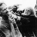 Klaus Kinski vs. Werner Herzog (links)  Was war das Problem? Klaus "Das Problem" Kinski.  Wer hat was getan? Man musste nichts tun, um Klaus Kinski (1926 – 1991) zum Ausrasten zu bringen. Nichtigkeiten reichten ihm aus, um mit Schaum vor dem Mund alles um sich herum zu Kleinholz zu zerschlagen. Trotzdem arbeitete Herzog immer wieder mit dem Wutmimen, in "Auguirre, der Zorn Gottes", "Nosferatu – Phantom der Nacht", "Woyzek" und "Cobra Verde" (Foto oben), Am Set von "Fitzcarraldo" im südamerikanischen Dschungel ging Kinski so weit, dass einige indigene Crewmitglieder auf Werner Herzog zukamen – mit einem sehr ernst gemeinten Vorschlag. Herzog: "Sie boten an, Kinski zu ermorden. Ich sagte: ‚Nein, ich brauche ihn noch zum Drehen.‘"  Wer hat gewonnen? Werner Herzog – aber damit auch Kinski, der seine größten Filme mit dem Regisseur drehte. Der fasste ihre verrückte Beziehung nach Kinskis Tod in einer Dokumentation zusammen. Bezeichnender Titel: "Mein liebster Feind".