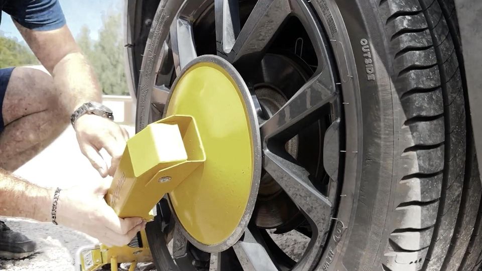 Jeder, der auch nur in der Nähe seines Grundstücks parkt, bekommt es mit dem selbsternannten Ordnungshüter zu tun. Dass er dabei regelmäßig zu weit geht, beschäftigt nun erneut ein Gericht.       