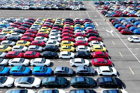 Elektroautos warten am Hafen der chinesischen Stadt Lianyungang darauf, verschifft zu werden
