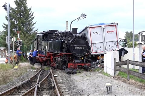 Historische Weißeritztalbahn entgleist nach Zusammenstoß mit Lkw