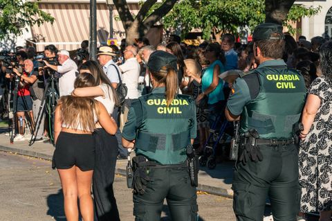 Unter den Augen der Guardia Civil nehmen Trauernde nach dem Tod des Elfjährigen an einer Schweigeminute teil