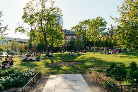 Park vor dem Rathaus in Umeå