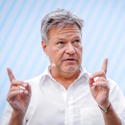 Robert Habeck spricht und erhebt dabei beide Zeigefinger