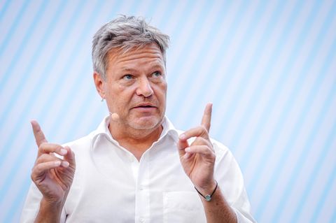 Robert Habeck spricht und erhebt dabei beide Zeigefinger