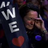 Biden weint nicht allein. In der Halle halten bei seiner Rede viele "We love Joe"-Schilder in die Höhe. Es ist ein emotionaler Abschied von einem, der die Politik der Demokraten über Jahrzehnte mitgestaltet hat