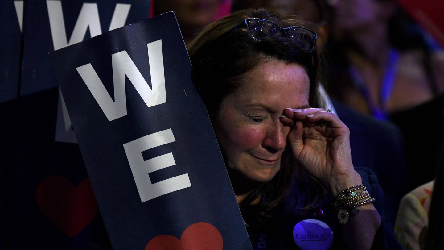 Biden weint nicht allein. In der Halle halten bei seiner Rede viele "We love Joe"-Schilder in die Höhe. Es ist ein emotionaler Abschied von einem, der die Politik der Demokraten über Jahrzehnte mitgestaltet hat