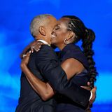 Michelle und Barack Obama umarmen sich auf der Bühne