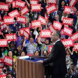 Doug Emhoff spricht auf der Bühne – begleitet von "Doug"-Plakaten