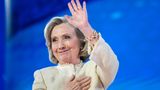 Hillary Clinton spricht auf der Bühne der Demokraten