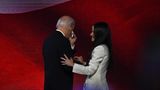US-Präsident Biden wollte eigentlich Teil dieser Zukunft sein. Doch der 81-Jährige war zu angreifbar. Auf dem Parteitag wird er noch einmal gefeiert, hält eine seiner vielleicht letzten großen Reden. Als seine Tochter Ashley (rechts) Biden vorstellt, rührt sie den Familienmenschen zu Tränen. Sie nennt ihn einen "Kämpfer, der sein ganzes Leben unterschätzt wurde"