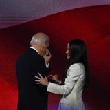 US-Präsident Biden wollte eigentlich Teil dieser Zukunft sein. Doch der 81-Jährige war zu angreifbar. Auf dem Parteitag wird er noch einmal gefeiert, hält eine seiner vielleicht letzten großen Reden. Als seine Tochter Ashley (rechts) Biden vorstellt, rührt sie den Familienmenschen zu Tränen. Sie nennt ihn einen "Kämpfer, der sein ganzes Leben unterschätzt wurde"