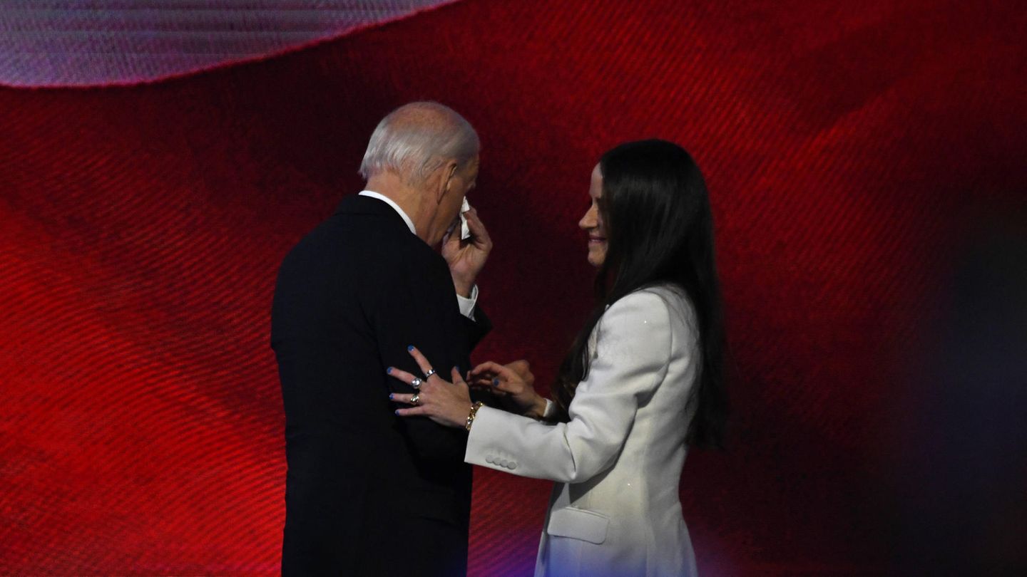 US-Demokraten: US-Präsident Biden wollte eigentlich Teil dieser Zukunft sein. Doch der 81-Jährige war zu angreifbar. Auf dem Parteitag wird er noch einmal gefeiert, hält eine seiner vielleicht letzten großen Reden. Als seine Tochter Ashley (rechts) Biden vorstellt, rührt sie den Familienmenschen zu Tränen. Sie nennt ihn einen "Kämpfer, der sein ganzes Leben unterschätzt wurde" US-Präsident Biden wollte eigentlich Teil dieser Zukunft sein. Doch der 81-Jährige war zu angreifbar. Auf dem Parteitag wird er noch einmal gefeiert, hält eine seiner vielleicht letzten großen Reden. Als seine Tochter Ashley (rechts) Biden vorstellt, rührt sie den Familienmenschen zu Tränen. Sie nennt ihn einen "Kämpfer, der sein ganzes Leben unterschätzt wurde"