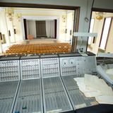 Blick in eines der Gebäude (Dolmetscherkabine) der ehemaligen FDJ Herberge