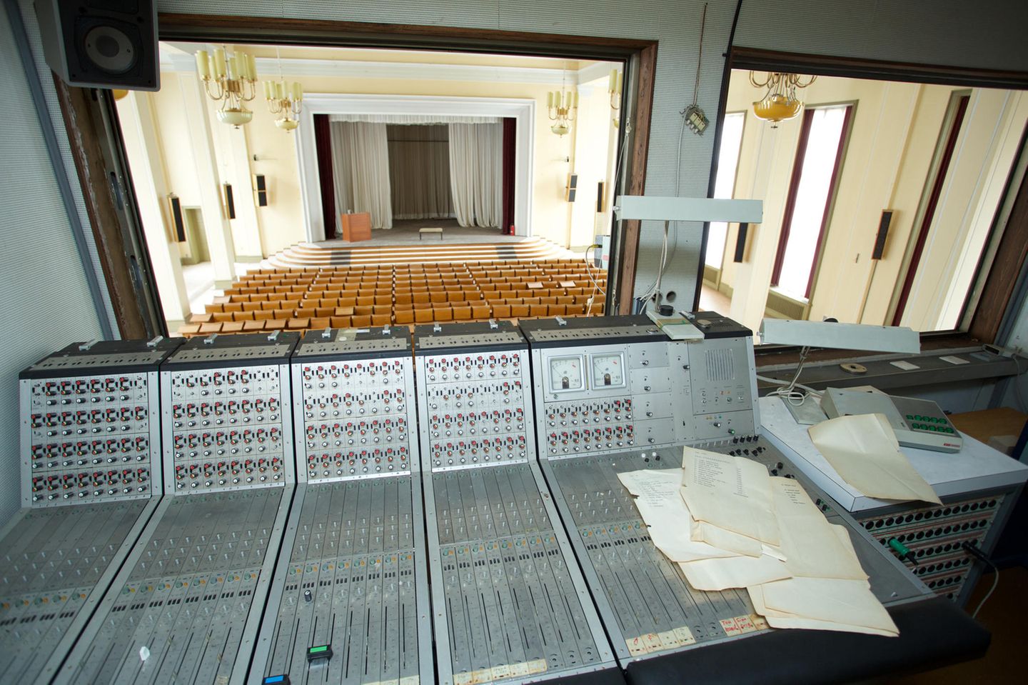 Blick in eines der Gebäude (Dolmetscherkabine) der ehemaligen FDJ Herberge