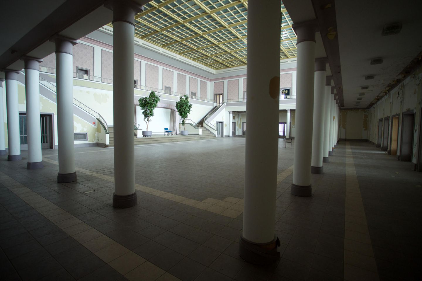 Blick in eines der Gebäude der ehemaligen Jugendhochschule der FDJ am 14.12.2015 am Bogensee bei Wandlitz