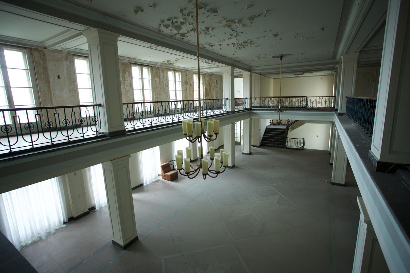 Blick in eines der Gebäude der ehemaligen Jugendhochschule der Freien Deutschen Jugend
