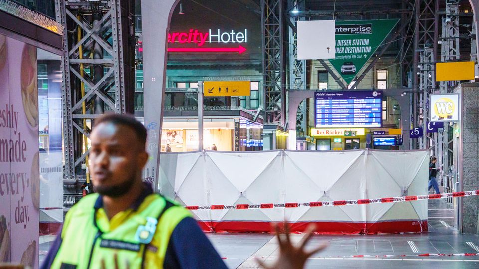 Eine Sichtschutz ist um einen Tatort im Frankfurter Hauptbahnhof aufgebaut