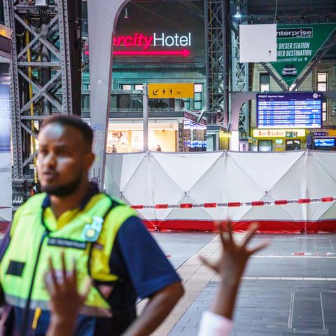 Ein Sichtschutz ist um den Tatort einer mutmaßlichen Hinrichtung im Frankfurter Hauptbahnhof aufgebaut