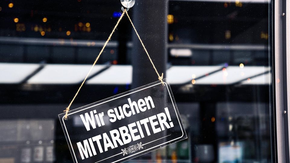 Schild an Tür "Wir suchen Mitarbeiter"