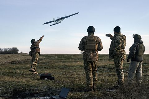 Ukrainische Soldaten starten eine Drohne auf russische Stellungen bei Bachmut (Archivbild)
