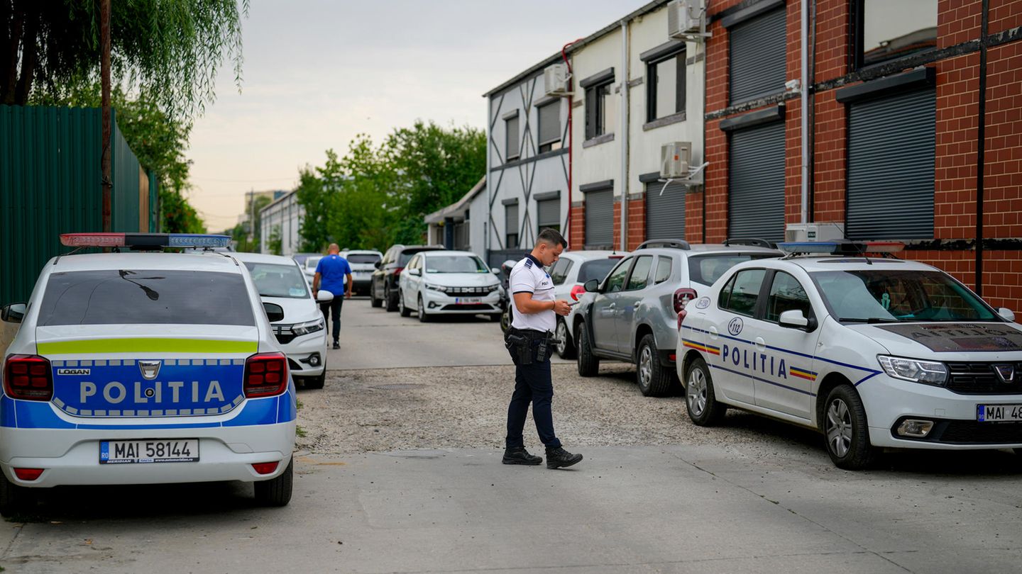 Polizeibeamte durchsuchten am Mittwochmorgen das Haus des britisch-amerikanischen Influencers Andrew Tate in Bukarest