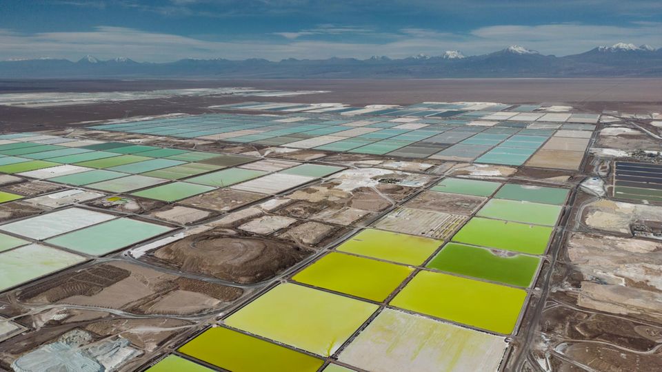 Aus Salzwasser wird Lithium: Solebecken in der chilenischen Atacama-Wüste